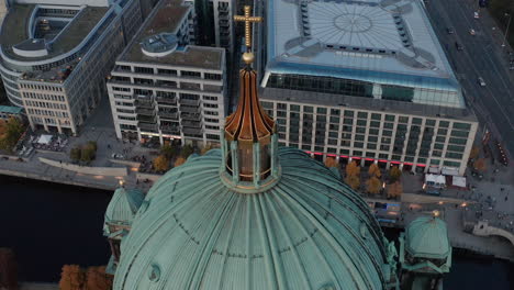 Imágenes-Inclinadas-Hacia-Abajo-Del-Techo-De-La-Cúpula-De-La-Catedral-De-Berlín-Con-Cruz-Religiosa.-Edificios-Comerciales,-Museo-Ddr-Y-Tráfico-En-La-Calle-Circundante-En-Segundo-Plano.-Berlín,-Alemania.