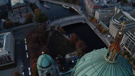 Vuelo-Sobre-La-Gran-Cúpula-Verde-De-La-Catedral-De-Berlín.-Los-Delanteros-Aéreos-Revelan-El-Río-Spree-Y-Los-Edificios-A-Orillas-Del-Río.-Berlín,-Alemania.