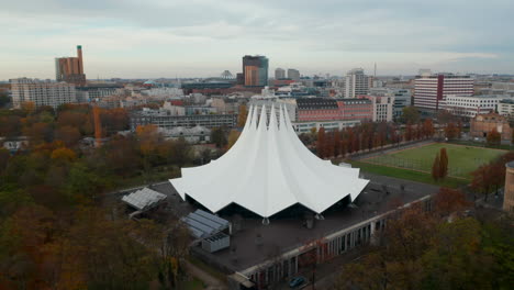 Tempodrom-Veranstaltungsraum-In-Berlin,-Deutschland-Berühmtes-Weißes-Zeltgebäude,-Abstrakte-Architektur