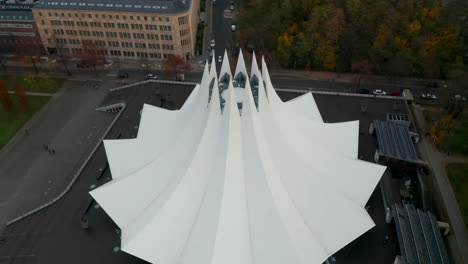 Cerca-Del-Edificio-Blanco-Tempodrom-En-Berlín,-Alemania