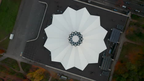 Vogelperspektive-Aus-Der-Vogelperspektive-Von-Oben-Nach-Unten-Auf-Das-Futuristische-Moderne-Veranstaltungsraumgebäude-Tempodrom,-Draufsicht-In-Berlin,-Deutschland