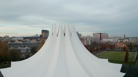 Malerischer-Blick-Auf-Eine-Abstrakte-Gebäudearchitektur-Mitten-In-Der-Deutschen-Stadt,-Futuristische-Skulptur-Im-Stadtgebiet,-Luftbild