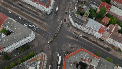 Luftaufnahme-Der-Straßenbahn-Durchquert-Die-Kreuzung-Am-Rosenthaler-Platz.-Nach-Oben-Kippen-Enthüllen-Stadtbild-Mit-Fernsehturm-Fernsehturm.-Berlin,-Deutschland.