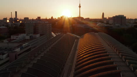 Antenne:-Flug-über-Berlin,-Deutschland-Ostbahnhof-Hauptbahnhof-Bei-Schönem-Sonnenuntergang,-Sonnenlicht-Und-Blick-Auf-Den-Alexanderplatz-Fernsehturm,-Sonnenflairs