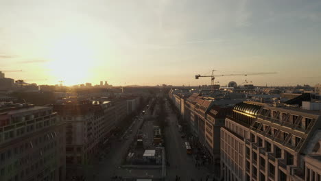 Luftbild:-Panoramatiefflug-Durch-Das-Geschäftige-Berlin,-Deutschland-Straße-Richtung-Brandenburger-Tor-Im-Wunderschönen-Goldenen-Abendlicht