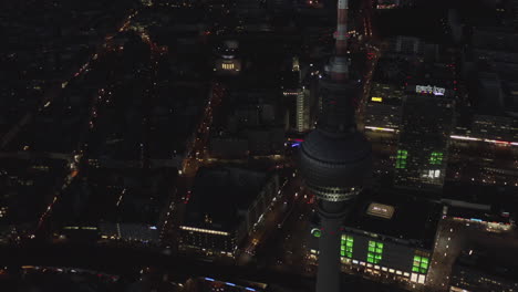 Antena:-Sobre-La-Torre-De-Televisión-De-Berlín-Alemania-Alexanderplatz-En-La-Noche-Con-Tráfico-De-Luces-De-La-Ciudad