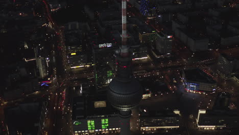 Increíble-Vista-Panorámica-Nocturna-Sobre-Alexanderplatz-Y-La-Torre-De-Televisión-De-Berlín-Por-La-Noche-Con-Semáforos,-Toma-Aérea-Cinematográfica