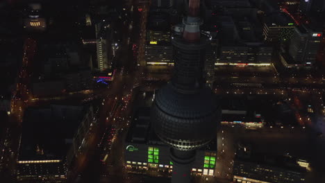Antenne:-Nahaufnahme-Von-Berlin-Deutschland-Fernsehturm-Alexanderplatz-Nachts-Mit-Stadtlichtverkehr