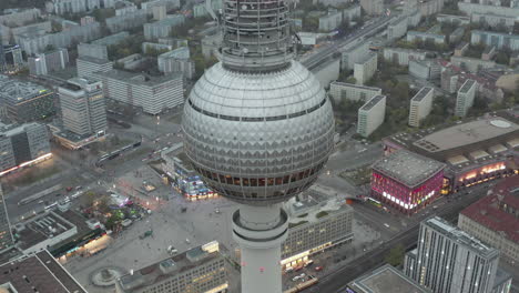 Antenne:-Nahaufnahme-Von-Berlin-Deutschland-Fernsehturm-Alexanderplatz-Bei-Tageslicht-Mit-Bewölktem-Wetter