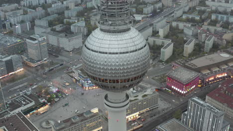 Antena:-Cerca-De-La-Torre-De-Televisión-De-Berlín-Alemania-Alexanderplatz-A-La-Luz-Del-Día-Con-Tiempo-Nublado