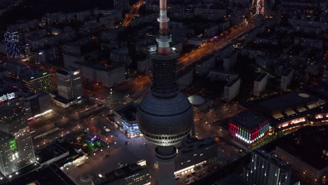 Erstaunlicher-Blick-Auf-Den-Atemberaubenden-Wolkenkratzer-Im-Städtischen-Stadtzentrum,-Umgeben-Von-Stadtlicht-Und-Straßen-Mit-Gebäuden-In-Berlin,-Deutschland,-Luftaufnahme-Mit-Weitwinkelaufnahme