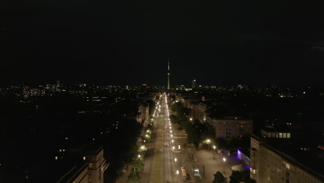 Luftaufnahme-Der-Leeren-Karl-marx-allee-Bei-Nacht-In-Richtung-Alexanderplatz-Fernsehturm-In-Berlin,-Deutschland-Während-Der-Covid-19-Coronavirus-pandemie