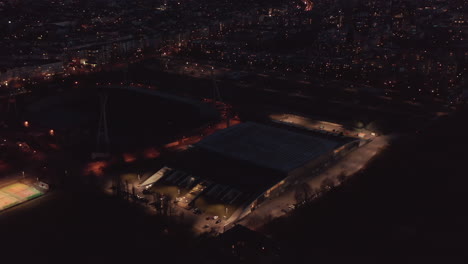 Flug-Um-Sportplatz,-Moderne-Halle-Und-Fußballstadion.-Luftaufnahmen-Der-Stadt-Bei-Nacht.-Berlin,-Deutschland.