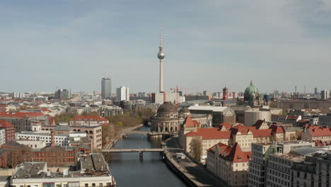 Antenne:-Weiter-Blick-Auf-Das-Leere-Berlin-Mit-Spree-Und-Museen-Und-Blick-Auf-Den-Alexanderplatz-Fernsehturm-Während-Covid-19-Coronavirus