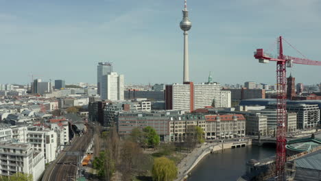 Antenne:-Weiter-Blick-Auf-Das-Leere-Berlin-Mit-Spree-Und-Bahngleisen-Mit-Blick-Auf-Den-Alexanderplatz-Fernsehturm-Während-Covid-19-Coronavirus