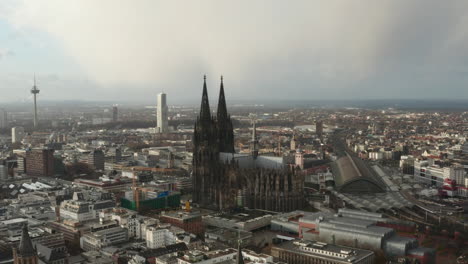 Forwards-fly-above-urban-borough-of-large-city.-Aerial-view-of-Cathedral-Church-of-Saint-Peter,-gothic-medieval-landmark.-Cologne,-Germany
