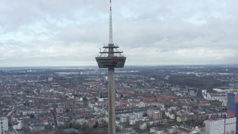 Vorwärts-Fliegen,-Um-Am-Colonius-Telekommunikationsturm-Zu-Klingeln.-Ehemaliges-Restaurant-Und-Aussichtsplattform-Hoch-über-Der-Stadt.-Köln,-Deutschland