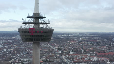 Disparo-En-órbita-Alrededor-De-La-Torre-De-Telecomunicaciones-De-Colonius.-Anillo-De-Hormigón-Inaccesible-Con-Publicidad.-Colonia,-Alemania