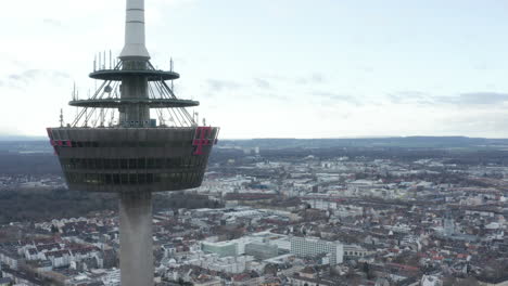 Disparo-En-órbita-Alrededor-De-La-Plataforma-En-La-Torre-De-Telecomunicaciones-Colonius-Con-Varias-Antenas.-Edificios-En-La-Ciudad-De-Fondo.-Colonia,-Alemania