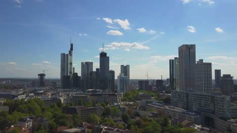 Antenne:-Fliegen-In-Richtung-Der-Schönen-Skyline-Von-Frankfurt-Am-Main-Mit-Blauem-Himmel-Und-Strahlender-Sonne