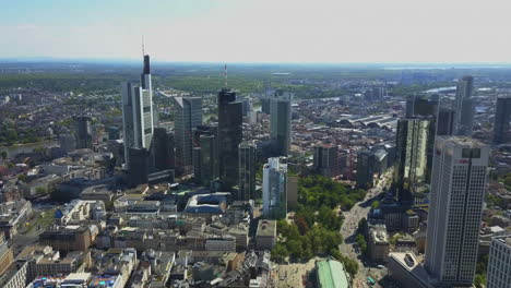 Luftbild:-Blick-Auf-Frankfurt-Am-Main-Skyline-Sonnenschein