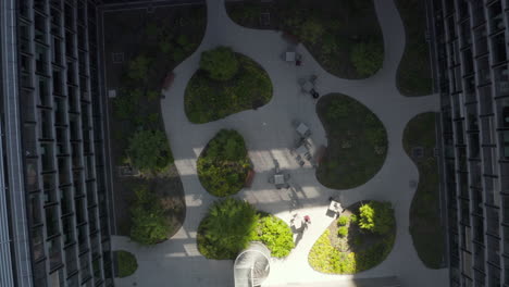 Vogelperspektive-Auf-Den-Dachgarten-Des-Bürogebäudes,-Aufsteigend-Und-Enthüllt-Ein-Großes-Gebäude-In-Frankfurt-Am-Main,-Deutschland,-Luftaufnahme-Von-Oben
