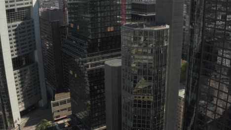 Glaswolkenkratzertürme-In-Einer-Großen-Stadtsilhouette,-Die-Reflektiert,-Luftbild