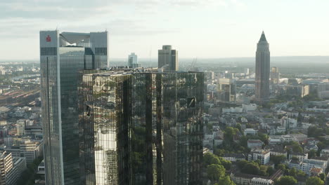 Antena:-Vuelo-Hacia-Frankfurt-Am-Main,-Rascacielos-De-Alemania-Que-Se-Refleja-En-La-Luz-Del-Sol-En-Junio-De-2020