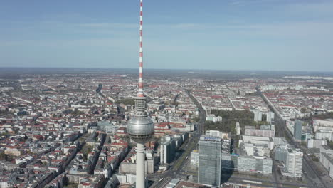 Antenne:-Weiter-Blick-über-Den-Alexanderplatz-Fernsehturm-Im-Leeren-Berlin-An-Einem-Sonnigen-Tag