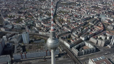 Antenne:-Weiter-Blick-Auf-Das-Leere-Berlin,-Deutschland-Alexanderplatz-Fernsehturm-Mit-Fast-Keinen-Menschen-Oder-Autos-An-Einem-Schönen-Sonnigen-Tag-Während-Der-Covid-19-Coronavirus-Pandemie-März-2020