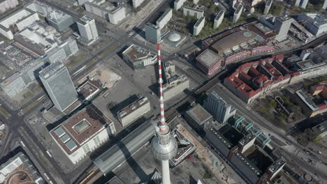 Antenne:-Langsamer-Flug-über-Kleine-Brücke-über-Die-Spree-In-Berlin,-Deutschland-Mit-Blick-Auf-Den-Alexanderplatz-Fernsehturm