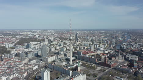 Antenne:-Super-Nahansicht-Des-Fernsehturms-Alexanderplatz-In-Berlin,-Deutschland-An-Heißen-Sommertagen