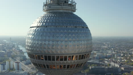 Antenne:-Super-Nahaufnahme-Kreis-Um-Den-Alexander-Platz-Fernsehturm-In-Berlin,-Deutschland-An-Heißen-Sommertagen