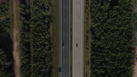Vogelperspektive-Von-Oben-Nach-Unten-Antenne-Der-Autobahn-In-Deutschland-Mit-Wenig-Autoverkehr,-Drohne-Draufsicht
