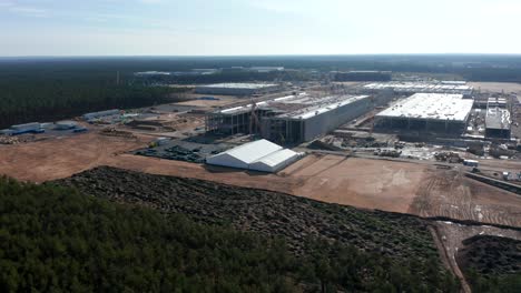 Sitio-De-Construcción-En-Zona-Rural,-Carro-Aéreo-A-La-Izquierda