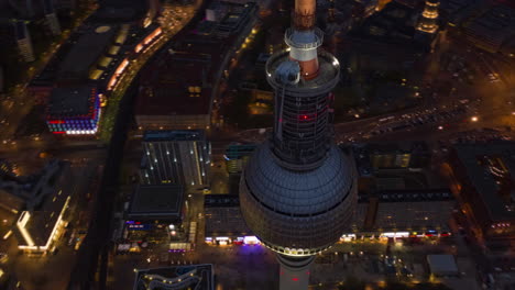 Disparo-En-órbita-Alrededor-De-La-Parte-Superior-De-La-Torre-De-Televisión-Fernsehturm.-Hiperlapso-Nocturno-De-Las-Calles-De-La-Ciudad,-Autos-Que-Circulan-Por-Las-Carreteras-De-Abajo.-Berlín,-Alemania