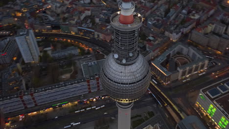 Vista-De-ángulo-Alto-De-La-Bola-Superior-En-La-Torre-De-Televisión-Fernsehturm-Por-Encima-Del-Centro-De-La-Ciudad.-Volar-Alrededor-De-Hiperlapso-Hito-Moderno-Al-Atardecer.-Berlín,-Alemania