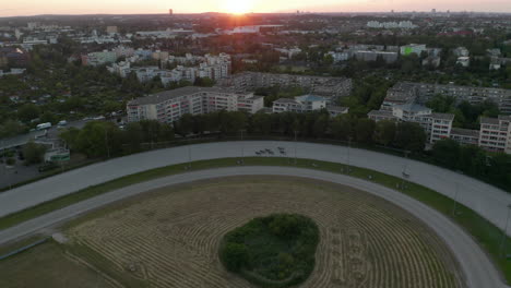Luftaufnahme-Des-Kabelbaum-Pferderennens-Auf-Feldweg-Im-Abendlicht,-Drohnenperspektive-Von-Oben