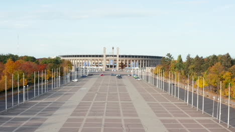 Olympiastadion-En-Berlín,-Alemania-Sin-Gente-Durante-La-Pandemia-De-Coronavirus-Covid-19,-Toma-Aérea-Amplia-Rody-Adelante-Estableciendo-Tiro,-Octubre-De-2020