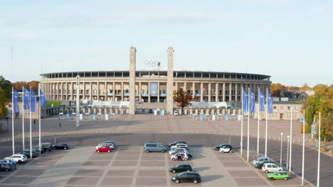 Parkplatz-Vor-Dem-Stadion-In-Berlin,-Deutschland,-Antenne-Weitschuss-Dolly-Vorwärts-Gründer,-Oktober-2020