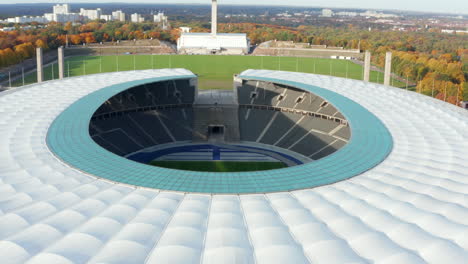 Aufschlussreiche-Aufnahme-Des-Leeren-Stadions-Mit-Grünem-Fußballfeld-In-Berlin,-Deutschland,-Antenne-Nach-Unten-Geneigter-Dolly-Nach-Vorne,-Weite-Ansicht,-Oktober-2020