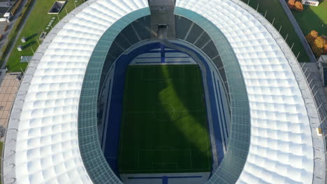 Campo-De-Fútbol-Vacío-Estadio-De-Fútbol-Hierba-Verde,-Ojo-De-Pájaro-Aéreo-De-Arriba-Hacia-Abajo-Tiro-Ancho,-Berlín,-Alemania-En-Octubre-De-2020