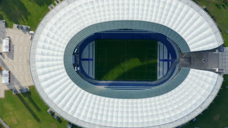 Vista-Aérea-De-Arriba-Hacia-Abajo-Del-Estadio-De-Fútbol-Blanco-Con-Hierba-Verde-En-Berlín,-Alemania,-Perspectiva-De-Drones-Desde-Arriba,-Octubre-De-2020