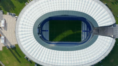 Vogelperspektive-Von-Oben-Nach-Unten-Luftaufnahme-Des-Weißen-Fußballstadions-Mit-Grünem-Gras-In-Berlin,-Deutschland,-Drohnenperspektive-Von-Oben,-Oktober-2020