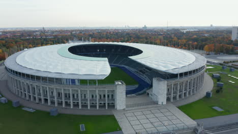 Leeres-Olympiastadion-Ohne-Menschen-An-Einem-Schönen-Blauen-Himmelstag,-Langsamer-Landschaftlich-Breiter-Aufnahmeschuss-Mit-Blick-Auf-Das-Fußballfeld,-Oktober-2020