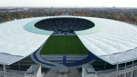 Schönes-Olympiastadion-In-Berlin,-Deutschland-Am-Tag-Des-Blauen-Himmels,-Antennenweite-Aufbauwagen-Vorwärts-Durch-Symmetrische-Architektur-Des-Stadions,-Oktober-2020