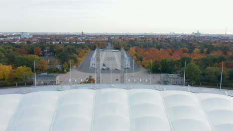 Símbolos-De-Anillos-Olímpicos-En-La-Entrada-Del-Estadio-Olimpia-De-Berlín-Desde-La-Perspectiva-Aérea-De-Drones,-Octubre-De-2020