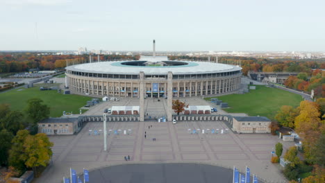 Coches-Estacionados-Frente-Al-Estadio-Olympia-En-Berlín,-Alemania,-Vista-Panorámica-Aérea-Dolly-Hacia-Atrás-Estableciendo-Tiro,-Octubre-De-2020
