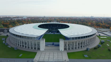 Berlin,-Deutschland-Fußballstadion-Gründungsschuss,-Langsame-Luftrutsche-Direkt-An-Einem-Schönen-Tag-Im-Herbst,-Oktober-2020
