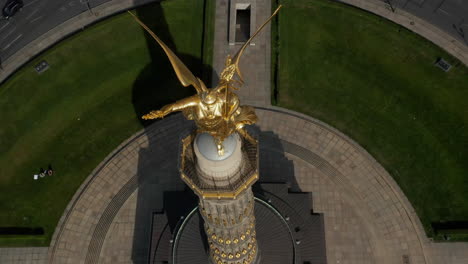 AERIAL:-Overhead-Birds-Eye-Drone-View-Berlin-Victory-Column-Statue-Victoria-tilting-to-view-Cityscape-of-Berlin,-Germany